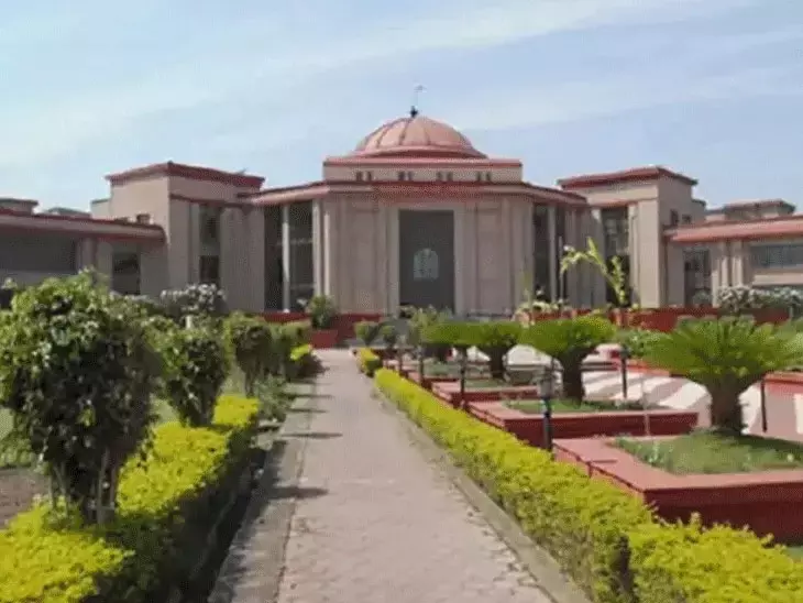 अधिकारी का बर्थडे सेलिब्रेशन हाईकोर्ट तक पहुंचा, चीफ सेक्रेट्री को किया तलब अधिकारी का बर्थडे सेलिब्रेशन हाईकोर्ट तक पहुंचा, चीफ सेक्रेट्री को किया तलब