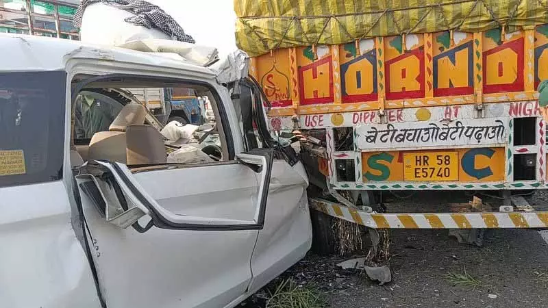 Jalandhar: कार के खड़े ट्रक से टकराने से 4 लोग घायल Jalandhar: कार के खड़े ट्रक से टकराने से 4 लोग घायल