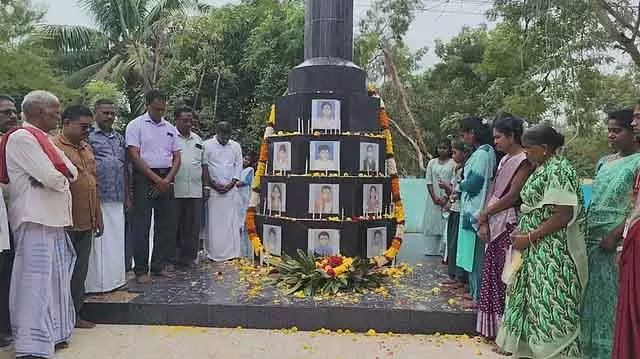 Tamil Nadu : वेदारण्यम स्कूल वैन दुर्घटना में मारे गए लोगों को श्रद्धांजलि Tamil Nadu : वेदारण्यम स्कूल वैन दुर्घटना में मारे गए लोगों को श्रद्धांजलि