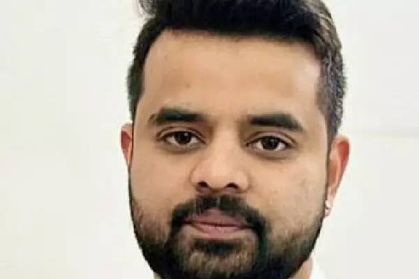 Karnataka HC ने प्रज्वल रेवन्ना को राहत देने से इंकार, ज़मानत याचिका खारिज Karnataka HC ने प्रज्वल रेवन्ना को राहत देने से इंकार, ज़मानत याचिका खारिज