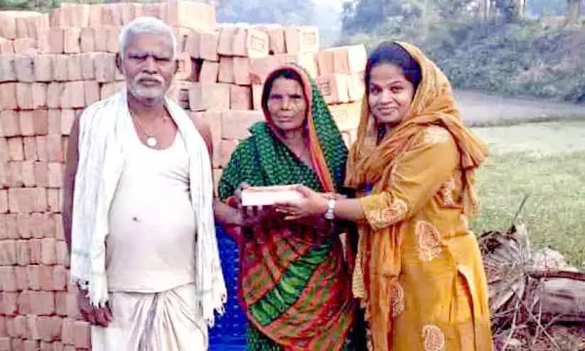 Kerala : मलयाली डॉक्टर ने बिहार में पेट्रोल पंप बचाने वालों के परिवारों को सम्मानित किया Kerala : मलयाली डॉक्टर ने बिहार में पेट्रोल पंप बचाने वालों के परिवारों को सम्मानित किया