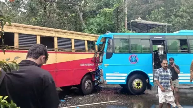 Thrissur में बसों की टक्कर में कई लोग घायल; ड्राइवर की हालत गंभीर Thrissur में बसों की टक्कर में कई लोग घायल; ड्राइवर की हालत गंभीर