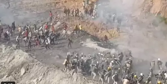 कोल माइंस के विरोध में ग्रामीणों ने पत्थरों से किया हमला, कई पुलिसकर्मी घायल कोल माइंस के विरोध में ग्रामीणों ने पत्थरों से किया हमला, कई पुलिसकर्मी घायल