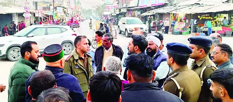 यातायात व्यवस्था सुधारने की कवायद पर प्रशासन को मिल रहा व्यापक जन-समर्थन यातायात व्यवस्था सुधारने की कवायद पर प्रशासन को मिल रहा व्यापक जन-समर्थन