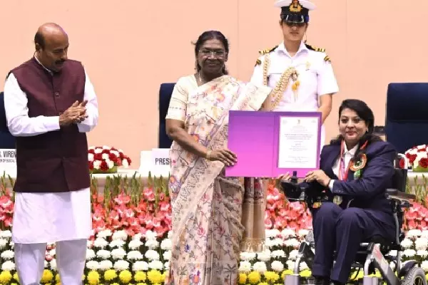 President Murmu ने दिव्यांग व्यक्तियों के सशक्तिकरण के लिए राष्ट्रीय पुरस्कार प्रदान किए President Murmu ने दिव्यांग व्यक्तियों के सशक्तिकरण के लिए राष्ट्रीय पुरस्कार प्रदान किए