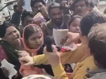 Bhopal: यूनियन कार्बाइड प्लांट के पास कैंडल मार्च के दौरान झड़प Bhopal: यूनियन कार्बाइड प्लांट के पास कैंडल मार्च के दौरान झड़प