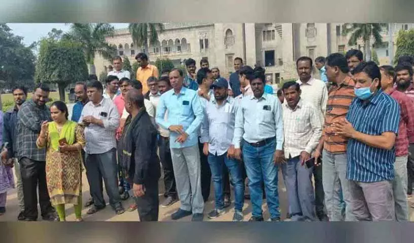 उस्मानिया यूनिवर्सिटी के नॉन-टीचिंग स्टाफ ने CM रेवंत रेड्डी से नौकरियों को रेगुलर करने की अपील की उस्मानिया यूनिवर्सिटी के नॉन-टीचिंग स्टाफ ने CM रेवंत रेड्डी से नौकरियों को रेगुलर करने की अपील की