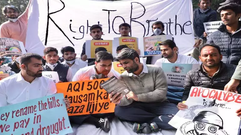 Delhi में प्रदूषण की समस्या के विरोध में छात्रों और नागरिकों ने साफ़ हवा की मांग की Delhi में प्रदूषण की समस्या के विरोध में छात्रों और नागरिकों ने साफ़ हवा की मांग की