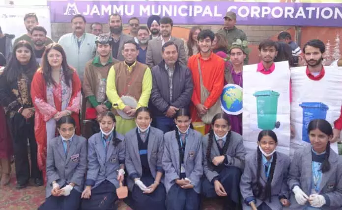 JMC ने ज्वेल चौक पर स्ट्रीट प्ले और वॉल आर्ट एक्टिविटी का आयोजन किया JMC ने ज्वेल चौक पर स्ट्रीट प्ले और वॉल आर्ट एक्टिविटी का आयोजन किया