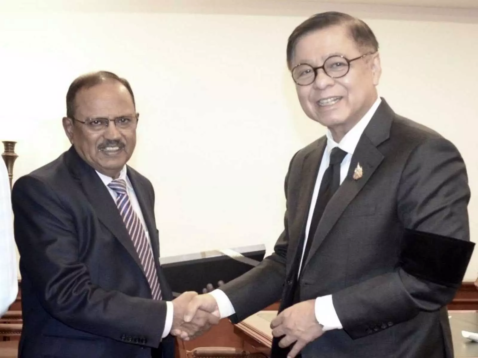 NSA डोभाल और थाई विदेश मंत्री फुआंगकेटकेओ ने समुद्री सुरक्षा और ऑनलाइन घोटालों के खतरों पर चर्चा की NSA डोभाल और थाई विदेश मंत्री फुआंगकेटकेओ ने समुद्री सुरक्षा और ऑनलाइन घोटालों के खतरों पर चर्चा की