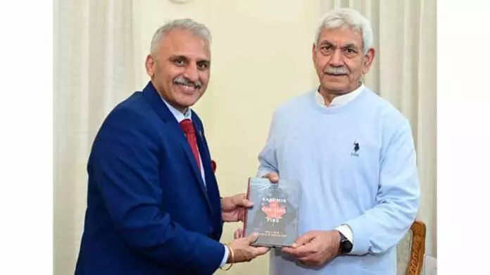 मेजर जनरल रंजन महाजन ने LG को अपनी किताब भेंट की मेजर जनरल रंजन महाजन ने LG को अपनी किताब भेंट की