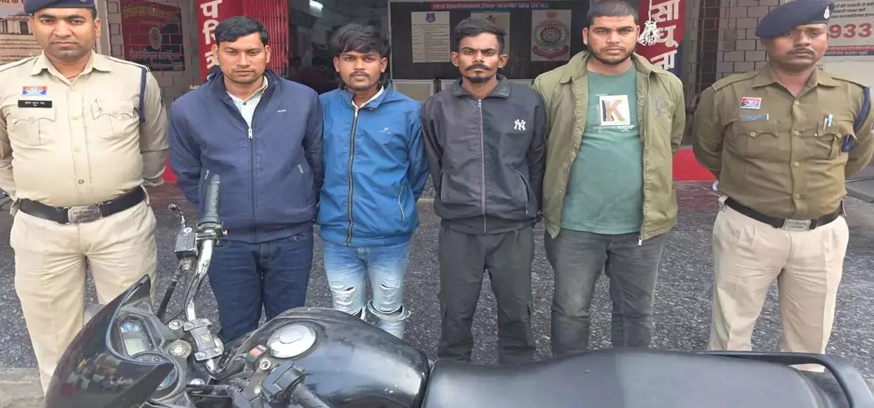 Professor का सनसनीखेज अपहरणकांड: पुलिस ने शिक्षक-मास्टरमाइंड सहित 5 को दबोचा Professor का सनसनीखेज अपहरणकांड: पुलिस ने शिक्षक-मास्टरमाइंड सहित 5 को दबोचा