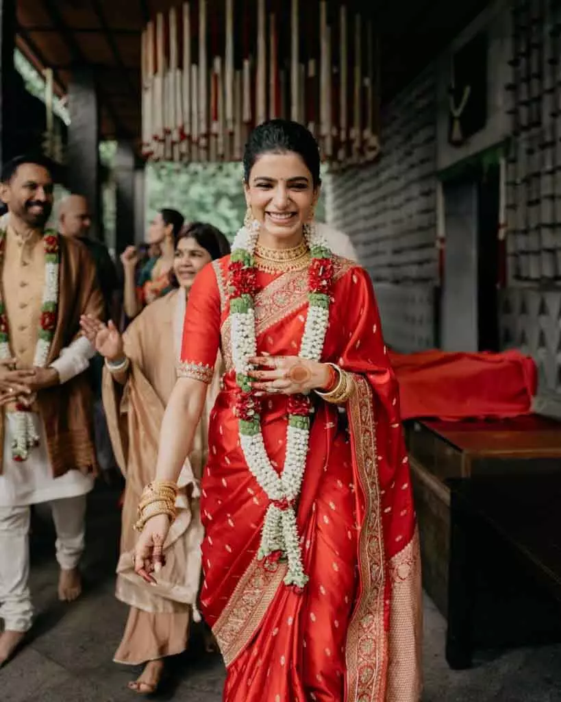 Samantha की नई वेडिंग तस्वीरें: लाल साड़ी में सादगी और शांति की चमक Samantha की नई वेडिंग तस्वीरें: लाल साड़ी में सादगी और शांति की चमक