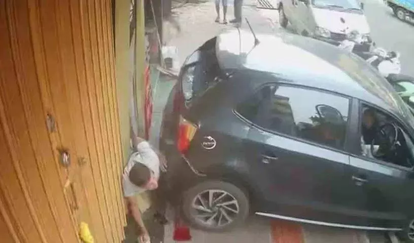 नशे में धुत किशोर ने कार से दुकान में टक्कर मारी, आदमी को दीवार से पटका नशे में धुत किशोर ने कार से दुकान में टक्कर मारी, आदमी को दीवार से पटका