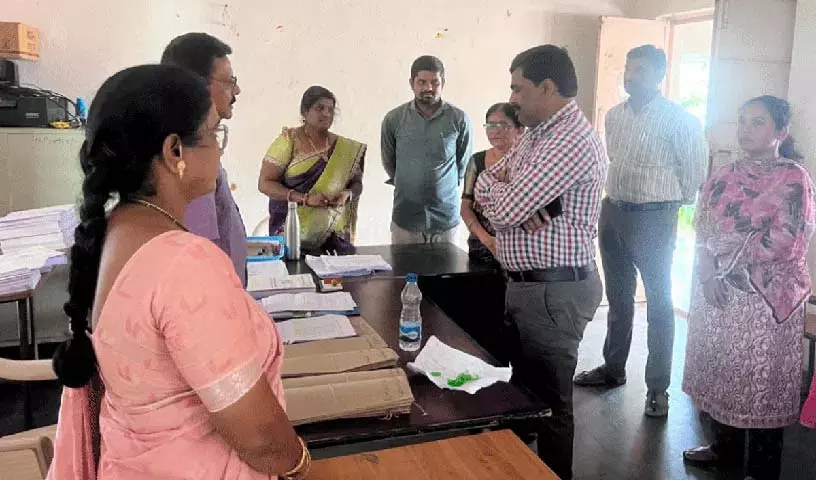 चुनाव कराने में अधिकारियों को जिम्मेदारी से काम करना चाहिए: V. Sarveshwar Reddy चुनाव कराने में अधिकारियों को जिम्मेदारी से काम करना चाहिए: V. Sarveshwar Reddy