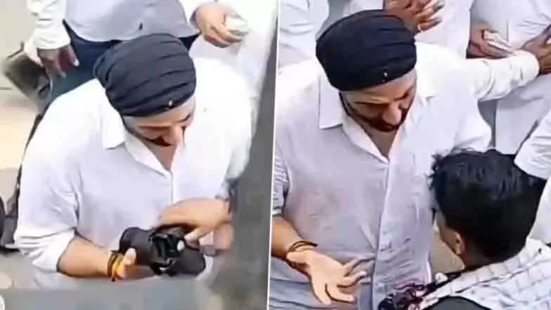 Sunny Deol: हरिद्वार में अस्थि विसर्जन रिकॉर्ड करने वाले पैपराज़ी को लताड़ा Sunny Deol: हरिद्वार में अस्थि विसर्जन रिकॉर्ड करने वाले पैपराज़ी को लताड़ा