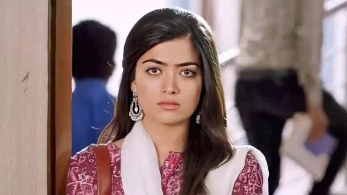 AI के गलत इस्तेमाल पर भड़कीं Rashmika Mandanna, बोलीं- महिलाओं को किया जा रहा टारगेट AI के गलत इस्तेमाल पर भड़कीं Rashmika Mandanna, बोलीं- महिलाओं को किया जा रहा टारगेट