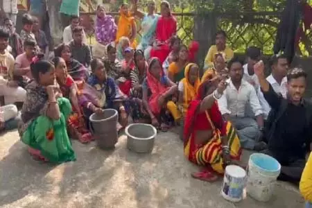 गिरिडीह में जल संकट पर फूटा आक्रोश, खाली बर्तन बजाकर नगर निगम के खिलाफ प्रदर्शन गिरिडीह में जल संकट पर फूटा आक्रोश, खाली बर्तन बजाकर नगर निगम के खिलाफ प्रदर्शन