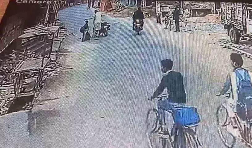 Uttar Pradesh के कानपुर में स्कूल से बचने के लिए बच्चा चलती बाइक से कूद गया Uttar Pradesh के कानपुर में स्कूल से बचने के लिए बच्चा चलती बाइक से कूद गया