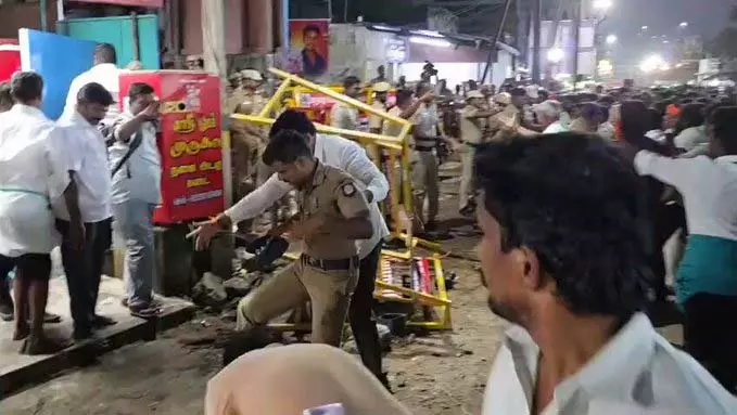 मुख्य मार्गों पर अफरा-तफरी, पुलिस ने भक्तों को हिलटॉप तक पहुंचने से रोका मुख्य मार्गों पर अफरा-तफरी, पुलिस ने भक्तों को हिलटॉप तक पहुंचने से रोका