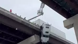 बर्फीली बारिश के बीच पुल से लटका Truck, रेस्क्यू जारी बर्फीली बारिश के बीच पुल से लटका Truck, रेस्क्यू जारी