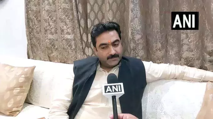 धर्मेंद्र की अस्थियां गंगा में विसर्जित, सनी और बॉबी देओल का परिवार शामिल धर्मेंद्र की अस्थियां गंगा में विसर्जित, सनी और बॉबी देओल का परिवार शामिल