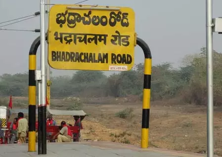 रेलवे स्टेशन पर देसी बम विस्फोट से दहशत, कुत्ते की मौत रेलवे स्टेशन पर देसी बम विस्फोट से दहशत, कुत्ते की मौत