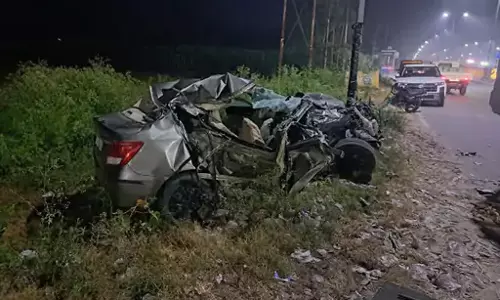 ट्रक में घुसी तेज रफ्तार कार, यूनिवर्सिटी के 4 छात्रों की मौत