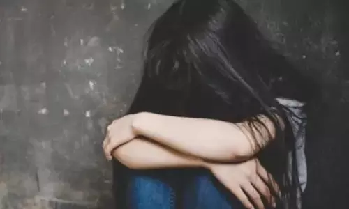 तीन प्रोफेसर पर गिरी गाज, छात्राओं को भेजे अश्लील मैसेज