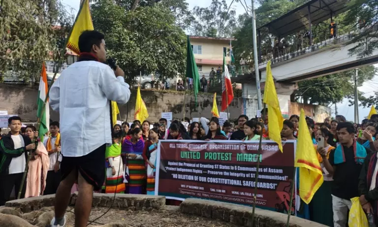 Assam में आदिवासी समूहों ने ST दर्जा प्रस्ताव के खिलाफ प्रदर्शन किया Assam में आदिवासी समूहों ने ST दर्जा प्रस्ताव के खिलाफ प्रदर्शन किया