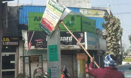 Yamunanagar नगर निगम ने अवैध होर्डिंग, बैनर, पोस्टर हटाए