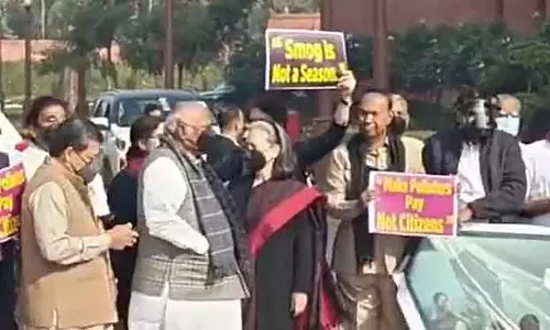 Delhi air pollution : सांसदों ने मास्क पहनकर संसद में विरोध प्रदर्शन किया Delhi air pollution : सांसदों ने मास्क पहनकर संसद में विरोध प्रदर्शन किया