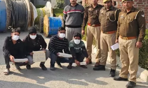 Greater Noida: एल्युमिनियम केबल चोरी में इंजीनियर का नाम सामने, 4 पकड़े गए Greater Noida: एल्युमिनियम केबल चोरी में इंजीनियर का नाम सामने, 4 पकड़े गए