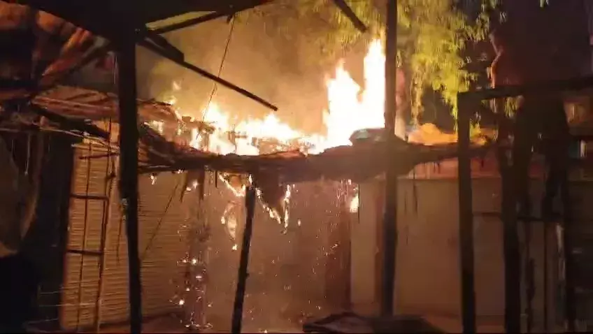 Jabalpur: कपड़े के शोरूम में भीषण आग, जबलपुर में फिर हादसा Jabalpur: कपड़े के शोरूम में भीषण आग, जबलपुर में फिर हादसा