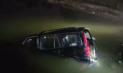 स्कॉर्पियो नदी में गिरी, दो महिलाओं की मौत, दूल्हा- दुल्हन के घर मातम स्कॉर्पियो नदी में गिरी, दो महिलाओं की मौत, दूल्हा- दुल्हन के घर मातम