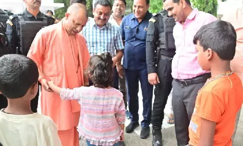 Gorakhpur: बच्चों के लिए CM योगी की सादगी भरी मुलाकात Gorakhpur: बच्चों के लिए CM योगी की सादगी भरी मुलाकात