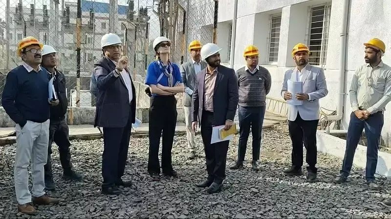 Indore: इंदौर का ग्रिड परिसर स्वच्छ, जर्मनी की जोर्डिस फ्लोदर ने किया सम्मानित Indore: इंदौर का ग्रिड परिसर स्वच्छ, जर्मनी की जोर्डिस फ्लोदर ने किया सम्मानित