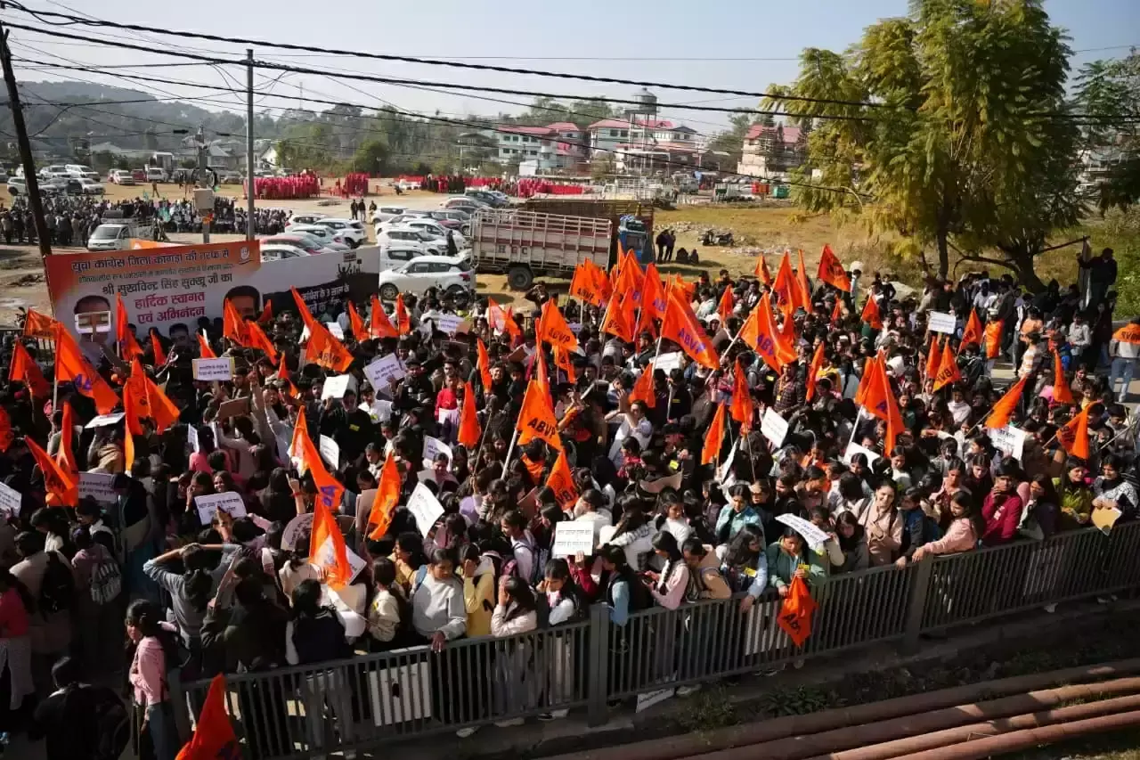 Dharamshala: एवीबीपी कार्यकर्ताओं पर पुलिस लाठीचार्ज, विधानसभा घेराव अभियान में चोटें