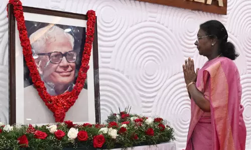 President Murmu ने आर वेंकटरमन की जयंती पर उन्हें पुष्पांजलि अर्पित की President Murmu ने आर वेंकटरमन की जयंती पर उन्हें पुष्पांजलि अर्पित की