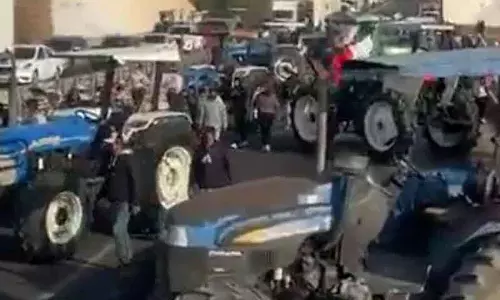 Mexico City नए नेशनल वॉटर लॉ के खिलाफ किसानों ने ट्रैक्टर से मेक्सिको कांग्रेस ब्लॉक किया Mexico City नए नेशनल वॉटर लॉ के खिलाफ किसानों ने ट्रैक्टर से मेक्सिको कांग्रेस ब्लॉक किया