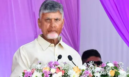 Telangana और आंध्र प्रदेश के CM ने शानदार सेवा के लिए भारतीय नौसेना की तारीफ़ की Telangana और आंध्र प्रदेश के CM ने शानदार सेवा के लिए भारतीय नौसेना की तारीफ़ की