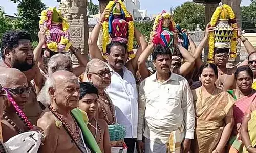 Kanchipuram एकम्बरनाथर मंदिर महा कुंभाभिषेकम: पवित्र जल जुलूस के साथ पहुंचा Kanchipuram एकम्बरनाथर मंदिर महा कुंभाभिषेकम: पवित्र जल जुलूस के साथ पहुंचा