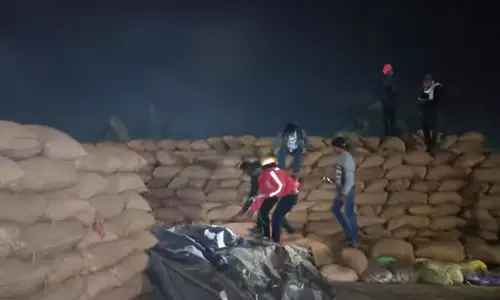 राजस्व विभाग ने धान खरीदी केंद्र में ही मारा छापा, अवैध धान जब्त