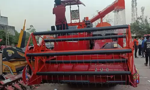 किसान को खराब हार्वेस्टर थमाया, अब धमकी दे रहा व्यापारी