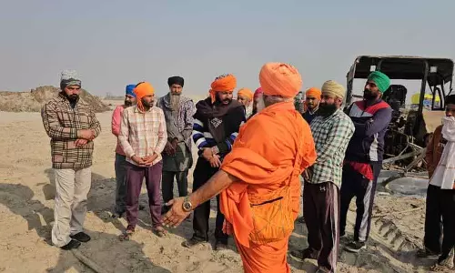 Seechewal ने किसानों के खेतों को ठीक करने में मदद के लिए संसद सत्र छोड़ा Seechewal ने किसानों के खेतों को ठीक करने में मदद के लिए संसद सत्र छोड़ा