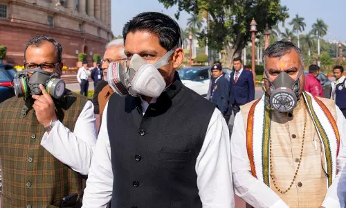 Haryana के 3 कांग्रेस सांसदों ने संसद भवन परिसर में गैस मास्क पहने