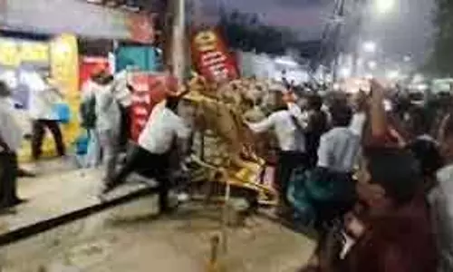 कार्तिगई दीपम लाइटिंग विवाद को लेकर Thiruparankundram में झड़पें हुईं कार्तिगई दीपम लाइटिंग विवाद को लेकर Thiruparankundram में झड़पें हुईं