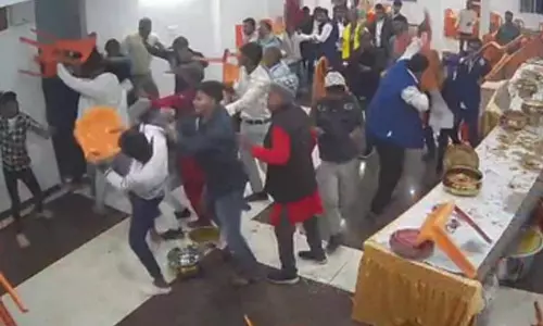 Gayaji: शादी में रसगुल्ले को लेकर चले लात-घूंसे Gayaji: शादी में रसगुल्ले को लेकर चले लात-घूंसे