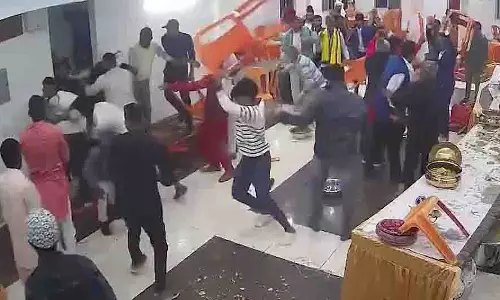 Bodh Gaya: शादी में रसगुल्ले कम पड़े, दूल्हा–दुल्हन के परिवारों में मारपीट Bodh Gaya: शादी में रसगुल्ले कम पड़े, दूल्हा–दुल्हन के परिवारों में मारपीट