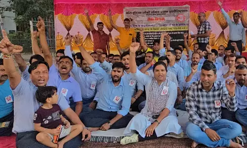 Mumbai: लोको रनिंग स्टाफ ने अपनी मांगों को लेकर शुरू किया उपवास Mumbai: लोको रनिंग स्टाफ ने अपनी मांगों को लेकर शुरू किया उपवास